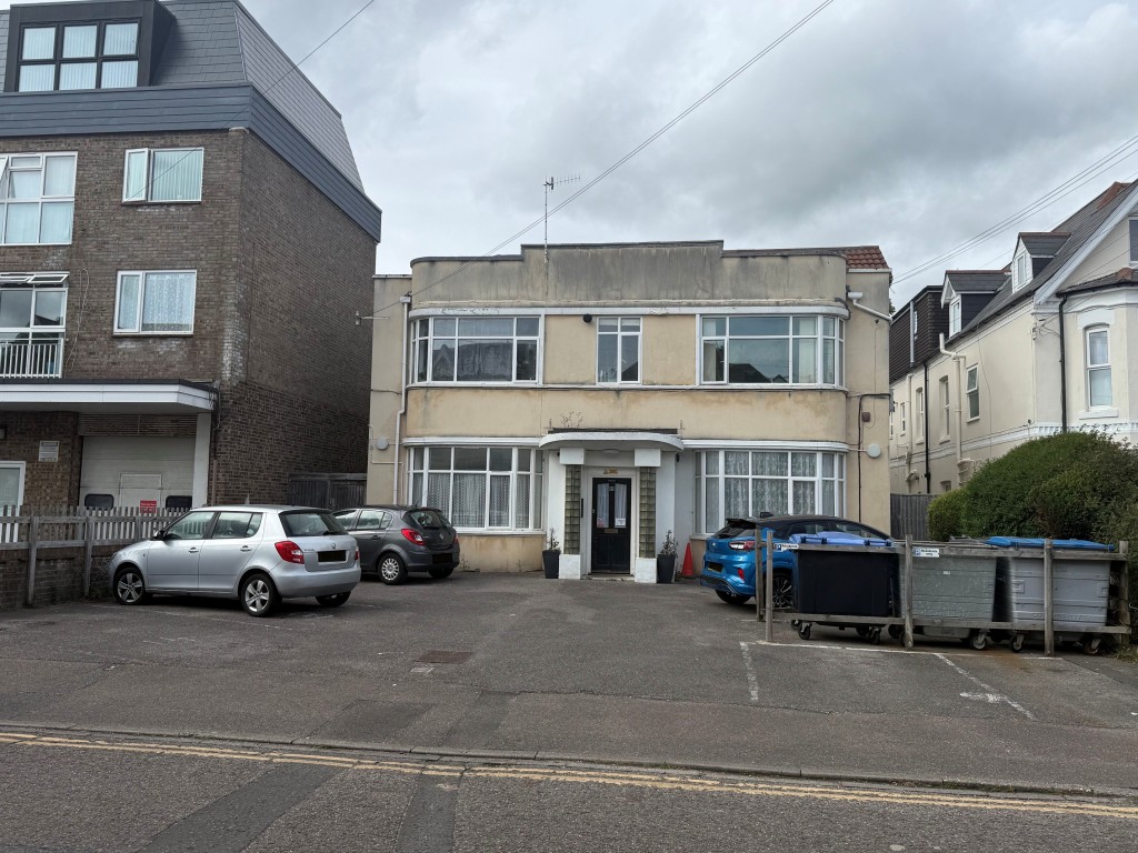 Lot: 105 - FLAT FOR INVESTMENT - View of the block from the main road